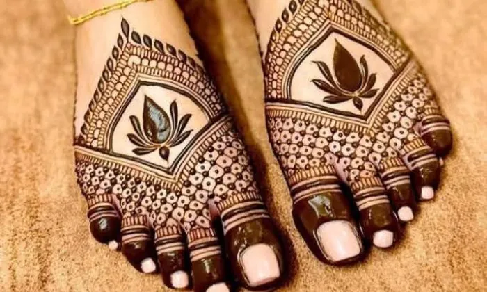 Heavy Bridal Feet Mehndi Design