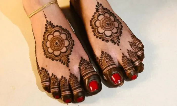 Minimal Anklet Foot Mehndi Design