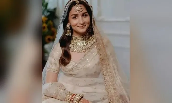 alia-bhatts-minimal-bridal-aesthetic alia-bhatts-minimal-bridal-aesthetic