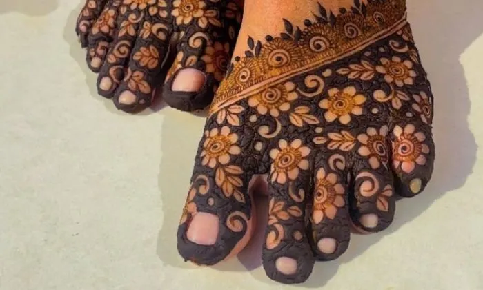 Dark Arabic Foot Mehndi Design