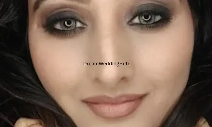 Aakriti Makeovers
