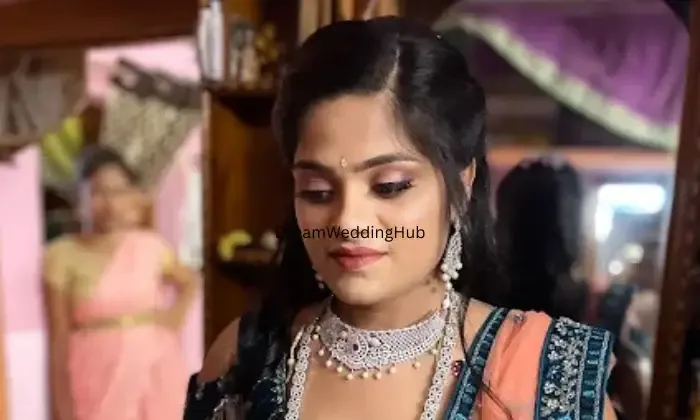 Annu Beauty Salon Makeup