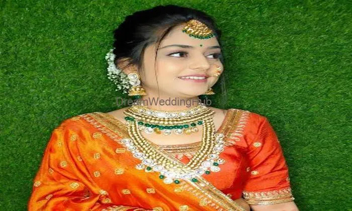 Ayushi Beauty Salon