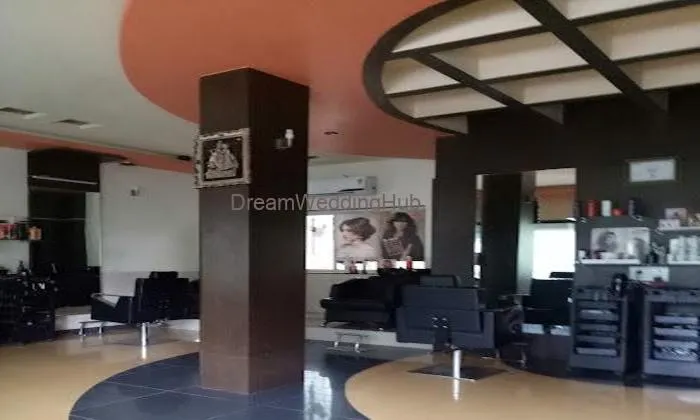 𝗔𝗹𝗶𝘃𝗲 𝗦𝗮𝗹𝗼𝗻 - Bridal Makeup | Top Salon | Family Salon Navsari