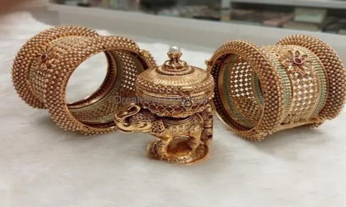 Choice Centre-imitation Jewellery And Cosmetics