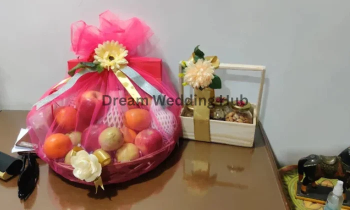 Creative Gift Hampers N Resin Artist