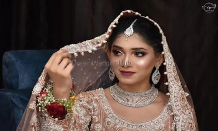 Curiousqueen Makeup Artist | Hairstylist | Bridal Specialist | Academy