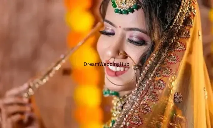 Divyanshi Makeovers Professional Divyanshi Makeovers Professional