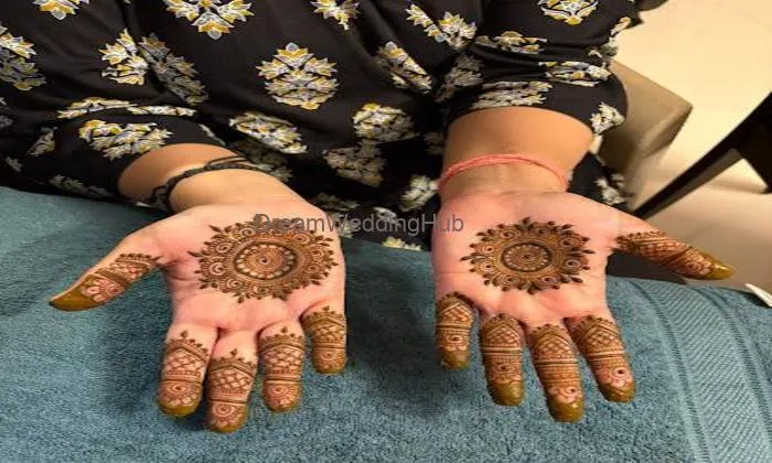 Fizza Mehndi Artist