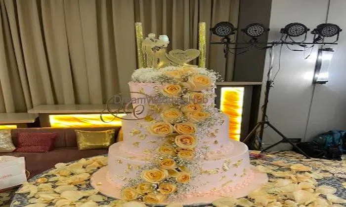 Fnp Flowers Bakery And Gifts Hampers Bakes And Blooms