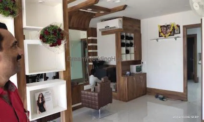 Golden Glimpse Saloon