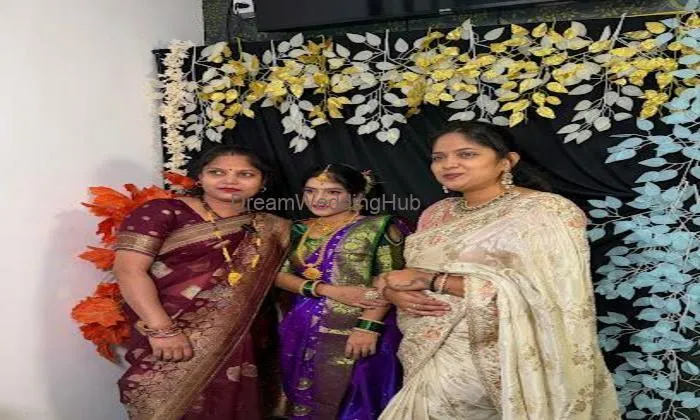Komals Makeovers - Komal Salvi Makeup Artist And Makeover Expert Komals Makeovers - Komal Salvi Makeup Artist And Makeover Expert