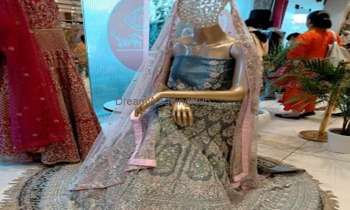 Lady Hut Baghat