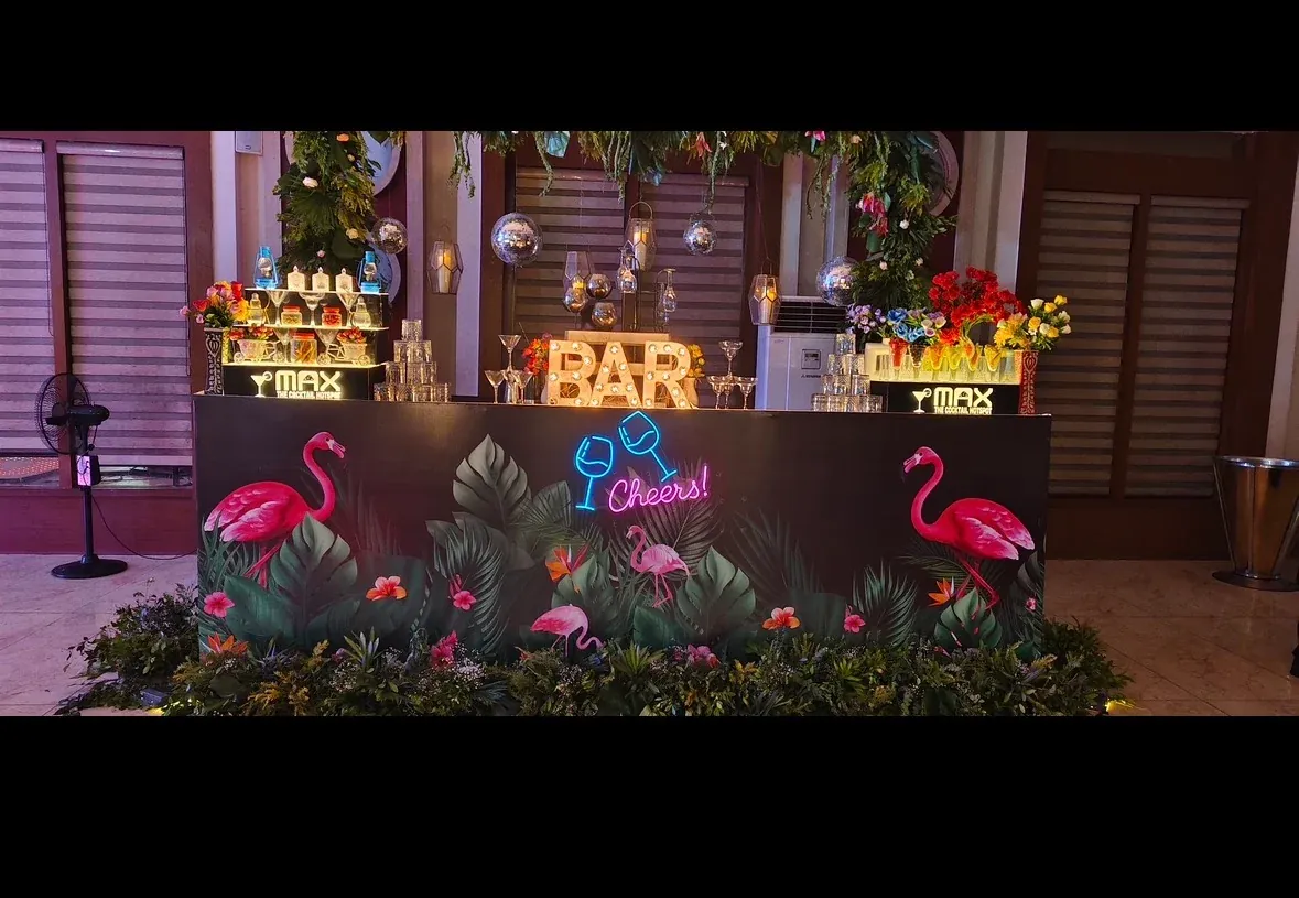 Max The Cocktail Hotspot