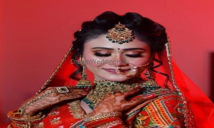 Meenakshi Dutt Makeovers & Academy