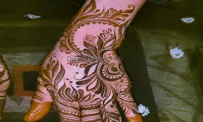 Mehndi Artist