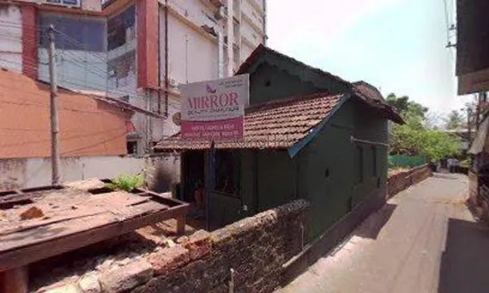 Mirror Beauty Parlour