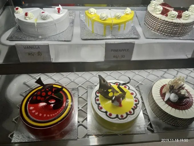 Moms Bakery