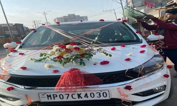 Om Car Rental - Luxury Car Booking - Tempo Traveller Service In Gwalior - One Way/airport Taxi - Car Hire/rental Gwalior