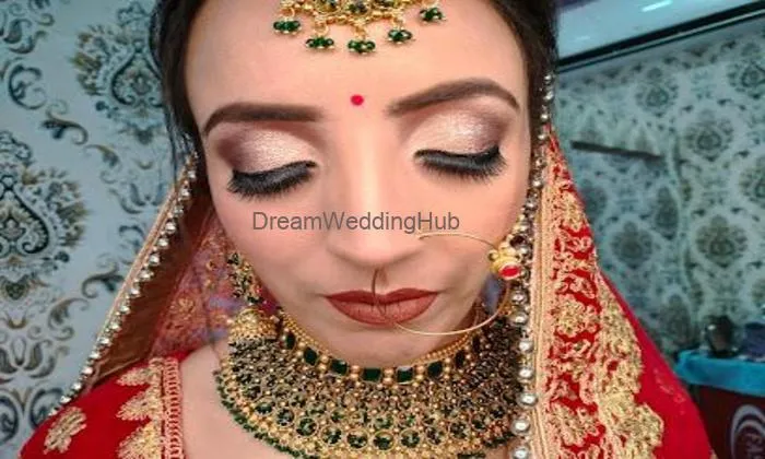 Paras Beauty Parlour