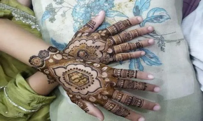 Pinky Mehndi