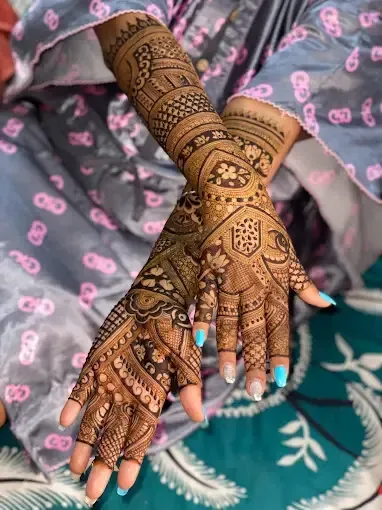Poonam Mehendi Designer