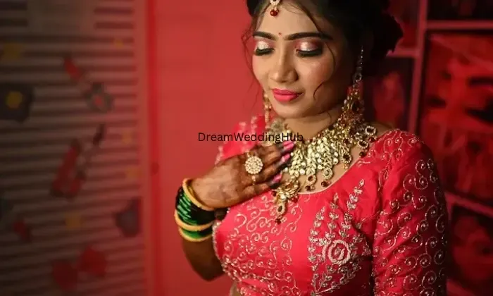 Priyas Makeup dhule