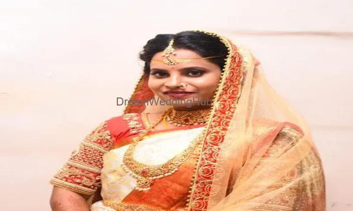Professional Makeup Artist Minakshi & Makeup Academy In Mumbai