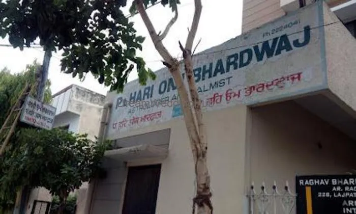 Pt. Hari Om Bhardwaj , (astrologer, Palmist & Vastu Consultant)
