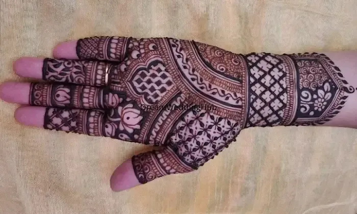 Rishita Mehndi Artist And Classes