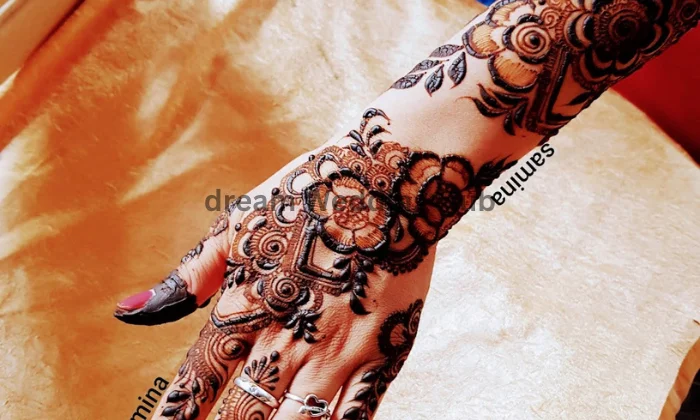 Samina Mehndi Artist