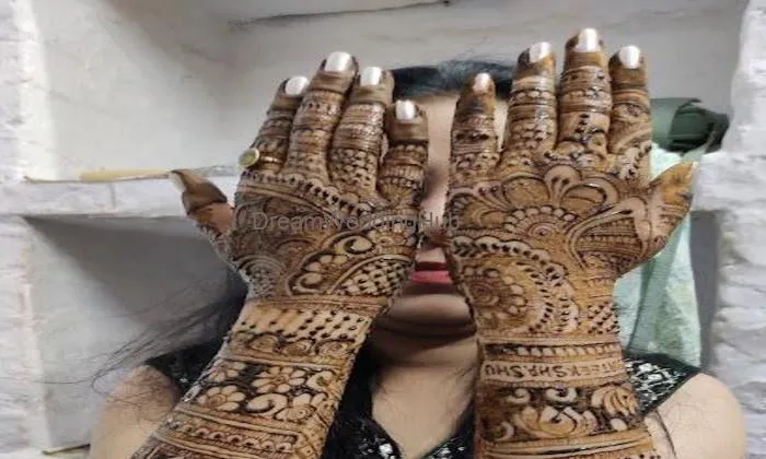 Shivi Mehandi Artist