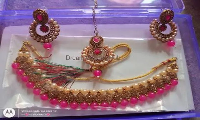 Siddhi Boutique,cosmetic, Parlour And Silai Centre.
