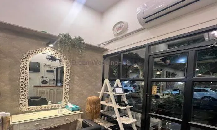 The Art Case Salon