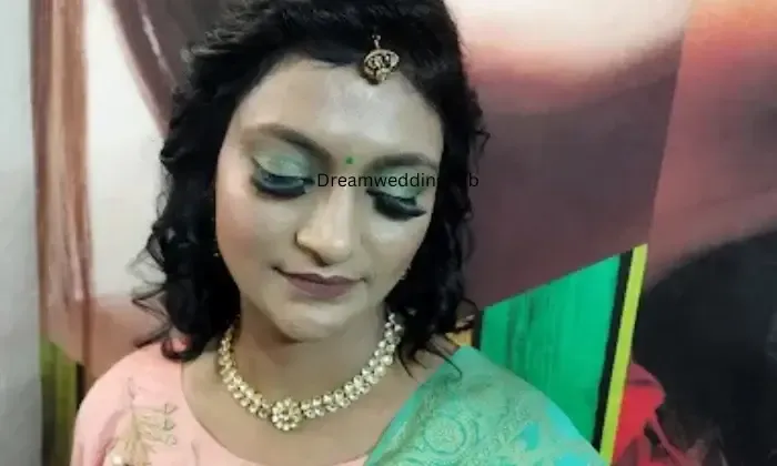 Womens Hut Makeup Studio Womens Hut Makeup Studio