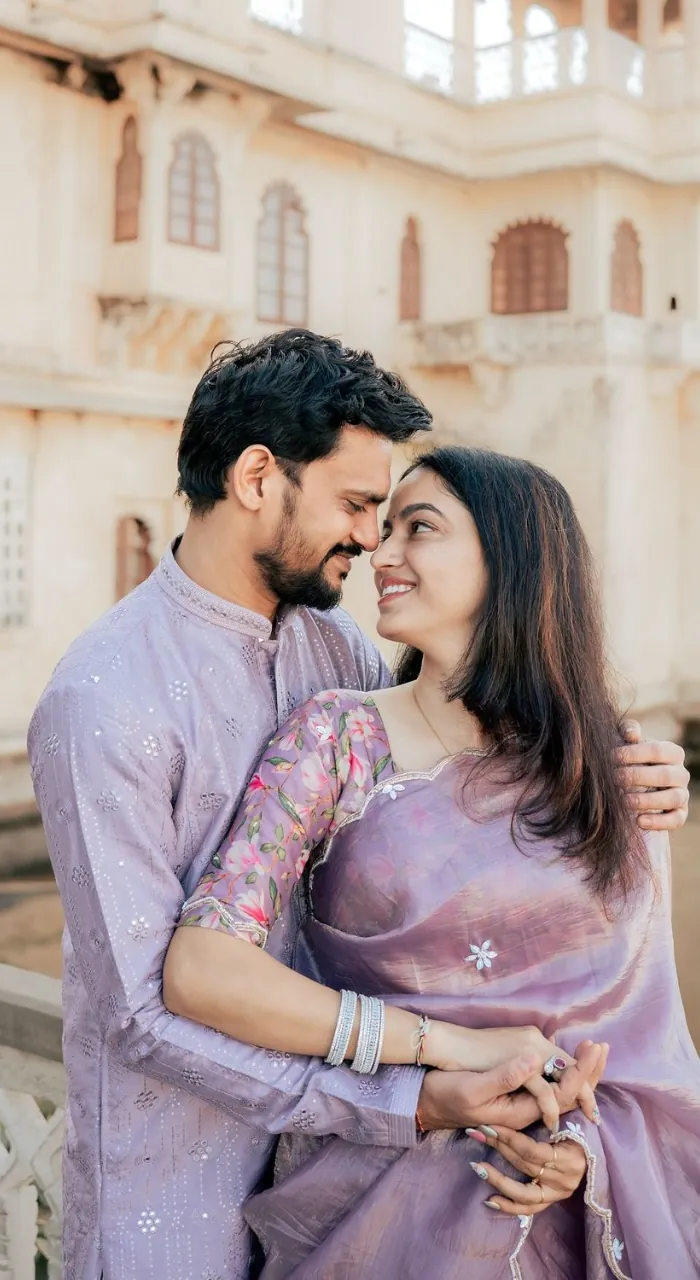 Simple Pre Wedding Photoshoot Poses